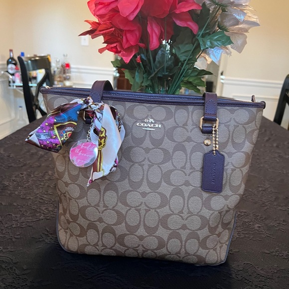 Coach Handbags - COACH LEATHER CITY TOTE BAG IN EUC!